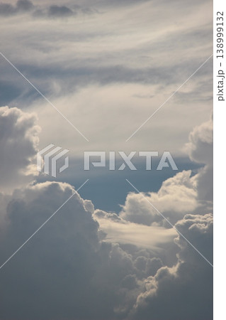 晴れた日の青空に浮かぶ白い雲と太陽の光、コピースペースのある風景 晴れた日の青空に浮かぶ白い雲と太陽の光、コピースペースのある風景 138999132