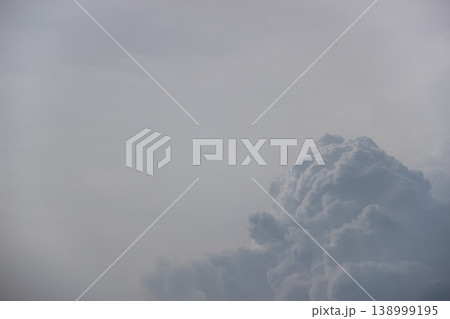 澄み渡る初夏の青空と白い雲の風景、コピースペースあり 澄み渡る初夏の青空と白い雲の風景、コピースペースあり 138999195