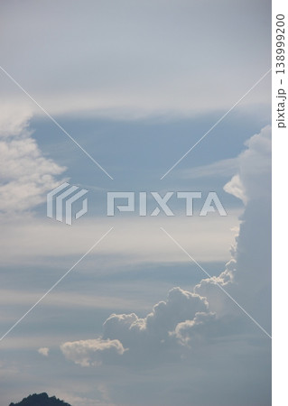 澄み渡る初夏の青空と白い雲の風景、コピースペースあり 澄み渡る初夏の青空と白い雲の風景、コピースペースあり 138999200