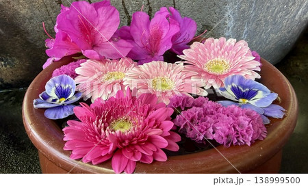 4月の色鮮やかな花手水(ガーベラ・パンジー・躑躅・カーネーション)〈菅生神社/愛知県岡崎市〉 4月の色鮮やかな花手水(ガーベラ・パンジー・躑躅・カーネーション)〈菅生神社/愛知県岡崎市〉 138999500