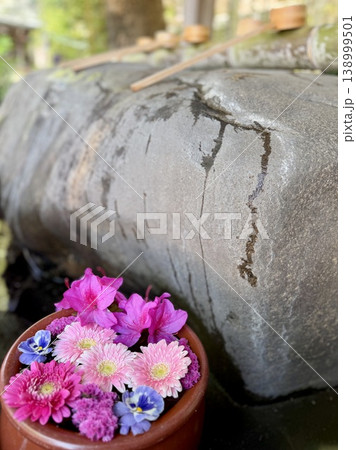 4月の色鮮やかな花手水(ガーベラ・パンジー・躑躅・カーネーション)〈菅生神社/愛知県岡崎市〉 138999501