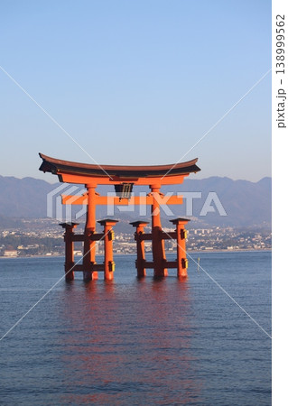 世界遺産の夜明け。神聖な光に包まれる厳島神社の鳥居 世界遺産の夜明け。神聖な光に包まれる厳島神社の鳥居 138999562