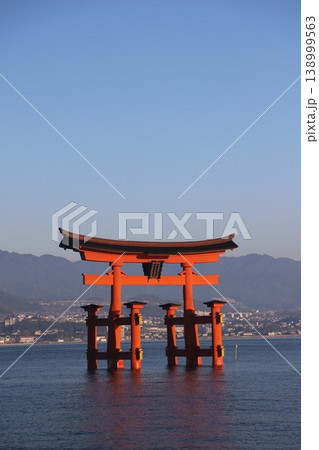 広島県廿日市市 宮島 厳島神社の海に立つ大鳥居と昇る朝日 広島県廿日市市 宮島 厳島神社の海に立つ大鳥居と昇る朝日 138999563