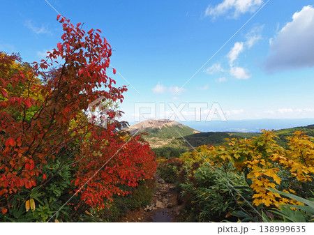 福島県、浄土平から鎌沼への登山道からの紅葉。吾妻小富士と赤や黄色の紅葉との共演が印象的で綺麗だ。 福島県、浄土平から鎌沼への登山道からの紅葉。吾妻小富士と赤や黄色の紅葉との共演が印象的で綺麗だ。 138999635