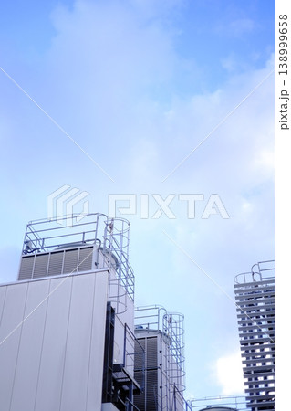 建物の屋上から見た空 138999658