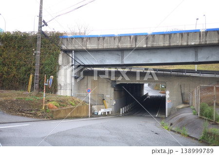 高速道路の高架下、トンネル 高速道路の高架下、トンネル 138999789