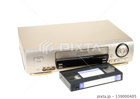 古いVHSビデオデッキとビデオテープ 古いVHSビデオデッキとビデオテープ 139000405