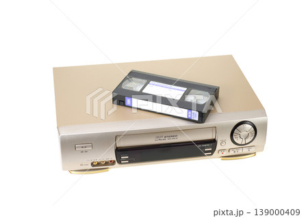 古いVHSビデオデッキとビデオテープ 139000409