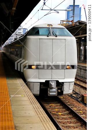 名古屋と北陸地方を北陸本線経由で結ぶ… 特急しらさぎ・681系 名古屋と北陸地方を北陸本線経由で結ぶ… 特急しらさぎ・681系 139000411