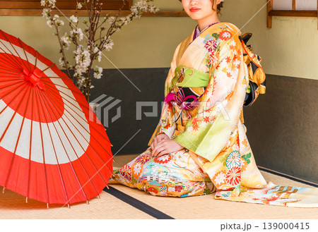 和室で振袖姿で畳の上で正座する若い日本人女性（二十歳の集い,成人式） 139000415