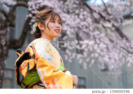満開の桜と振袖,着物姿の二十歳の女性 満開の桜と振袖,着物姿の二十歳の女性 139000596