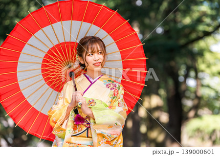 はたちの集い,二十歳のつどい,成人式で着物,振袖を着て番傘を指す女性 139000601