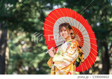 はたちの集い,二十歳のつどい,成人式で着物,振袖を着て番傘を指す女性 139000602