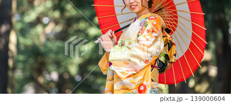 はたちの集い,二十歳のつどい,成人式で着物,振袖を着て番傘を指す女性 139000604