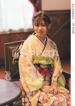 レトロなスタジオで成人式の前撮りをする振袖姿の二十歳の女性 レトロなスタジオで成人式の前撮りをする振袖姿の二十歳の女性 139000738
