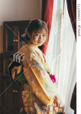 レトロ,アンティークな洋館,スタジオで窓の外を眺める振袖姿の二十歳の女性 レトロ,アンティークな洋館,スタジオで窓の外を眺める振袖姿の二十歳の女性 139000771