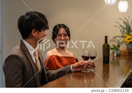 レストラン,バーでワインを飲みながら会話するドレスコード姿のカップル,夫婦 139001120
