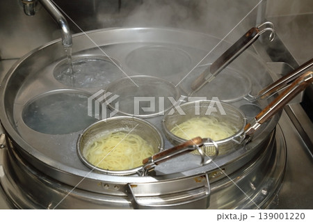 テボで麺を茹でるラーメン店の調理工程(厨房) テボで麺を茹でるラーメン店の調理工程(厨房) 139001220