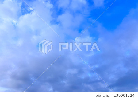 青空と厚い’白い雲の広がる初夏の青空 青空と厚い’白い雲の広がる初夏の青空 139001324