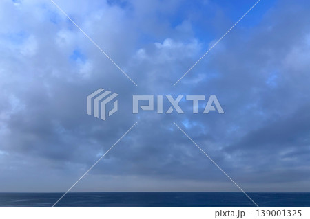 明け方の青空に広がる白い雲と穏やかな水平線 明け方の青空に広がる白い雲と穏やかな水平線 139001325
