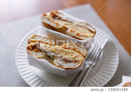 Delicious healthy breakfast, eagg and bacon sandwich on bagel. 139001380