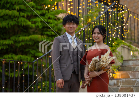 カラードレスを着た新郎新婦,ナイトウェディング,結婚式イメージ カラードレスを着た新郎新婦,ナイトウェディング,結婚式イメージ 139001437