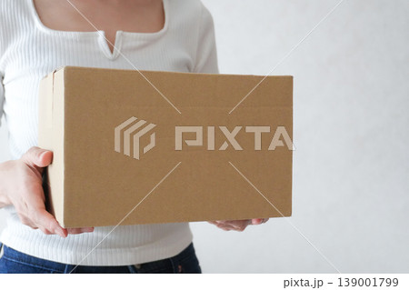 段ボールを持った女性の手元 荷物 段ボールを持った女性の手元 荷物 139001799