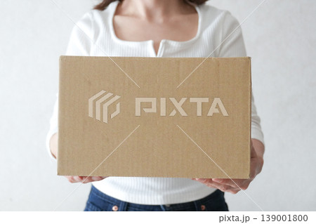 段ボールを持った女性の手元 荷物 段ボールを持った女性の手元 荷物 139001800