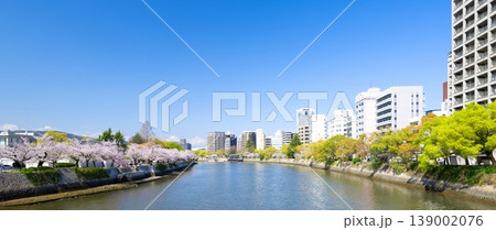 広島平和記念公園を流れる元安川<2026年4月> 広島平和記念公園を流れる元安川<2026年4月> 139002076