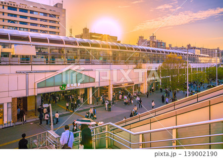 日本の横浜都市景観4月18日。夕日に映える桜木町駅や横浜ランドマークタワーなどを望む 139002190