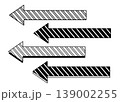 縞模様のモノクロ矢印アイコン 139002255