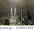 夜にライトアップされたペトロナスツインタワーとクアラルンプールの高層ビル群 夜景都市風景@マレーシア 139002569