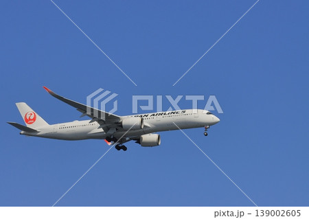 旋回上昇していくJAL機 旋回上昇していくJAL機 139002605