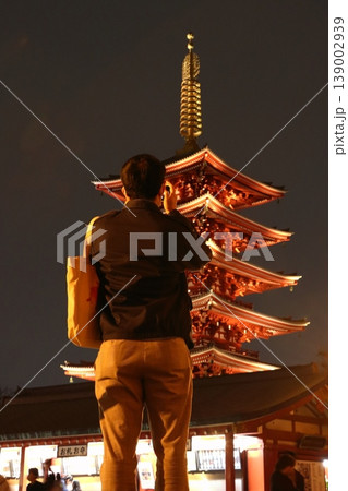 浅草寺五重塔を撮影する外国人観光客　浅草寺の夜景を撮影 139002939