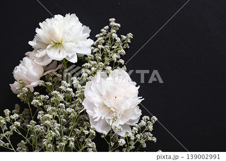 The picture shows white flowers that symbolize the theme of funerals and condolences. The picture shows white flowers that symbolize the theme of funerals and condolences. 139002991