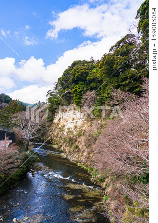 懸崖境 は 奥養老橋 から 地層 の 岩壁 が 見える 【 千葉県 の 養老渓谷 の 観光名所 】 139003084