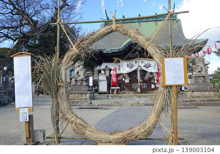 尾道久保八幡神社初詣準備された茅の輪潜り 139003104