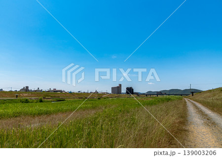 百間川河川敷の風景 139003206