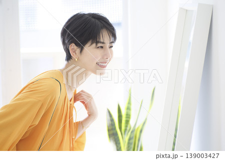 外出前に身だしなみを整える女性 お出かけ準備  ナチュラルライフ 139003427