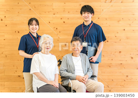 介護施設にいるシニア男女と言語聴覚士・理学療法士の男性(デイサービス,老人ホーム) 介護施設にいるシニア男女と言語聴覚士・理学療法士の男性(デイサービス,老人ホーム) 139003450