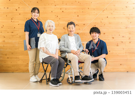 介護施設にいるシニア男女と言語聴覚士・理学療法士の男性(デイサービス,老人ホーム) 介護施設にいるシニア男女と言語聴覚士・理学療法士の男性(デイサービス,老人ホーム) 139003451