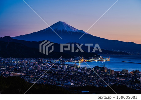 日本平の夜明け：駿河湾を臨む紅富士と朝焼けの絶景 139005083