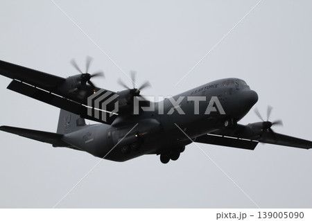 横田基地に着陸するC130輸送機 139005090