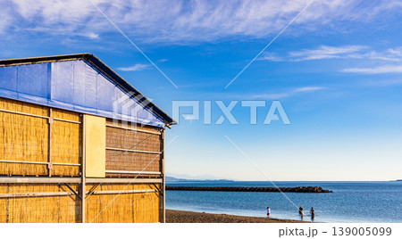 日本 の 海水浴場 と 海の家 【 夏 の ビーチ の イメージ 】 139005099