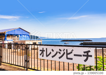 日本 の 海水浴場 と 海の家 【 夏 の ビーチ の イメージ 】 139005100