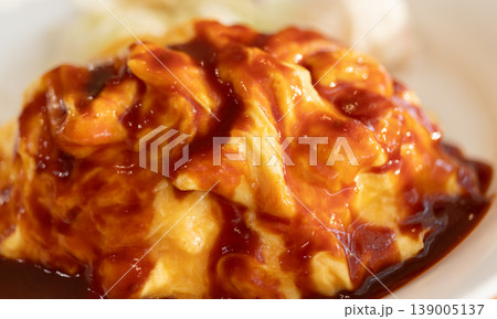 美味しいオムライスを食べる 美味しいオムライスを食べる 139005137