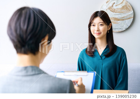 オフィスやクリニックでカウンセリング・面談を受ける女性とアドバイザー オフィスやクリニックでカウンセリング・面談を受ける女性とアドバイザー 139005230