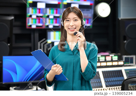 テレビ番組制作の現場で働く笑顔の女性スタッフ テレビ番組制作の現場で働く笑顔の女性スタッフ 139005234