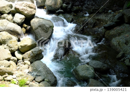 【神奈川県】早戸川の小さな滝の流れ 139005421
