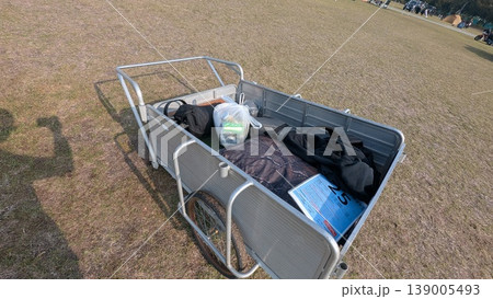 渚園キャンプ場で荷物を運ぶキャンプカート 139005493
